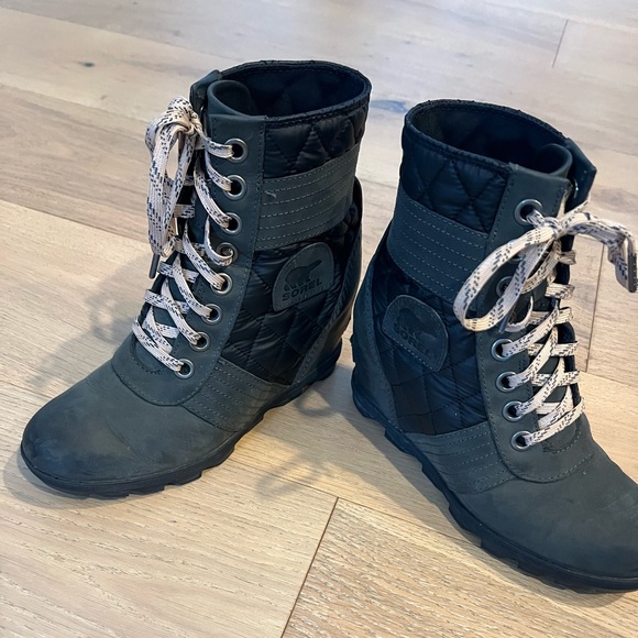 Sorel Shoes - Like new Sorel Joan of Arctic. Army green with black quilted feature.